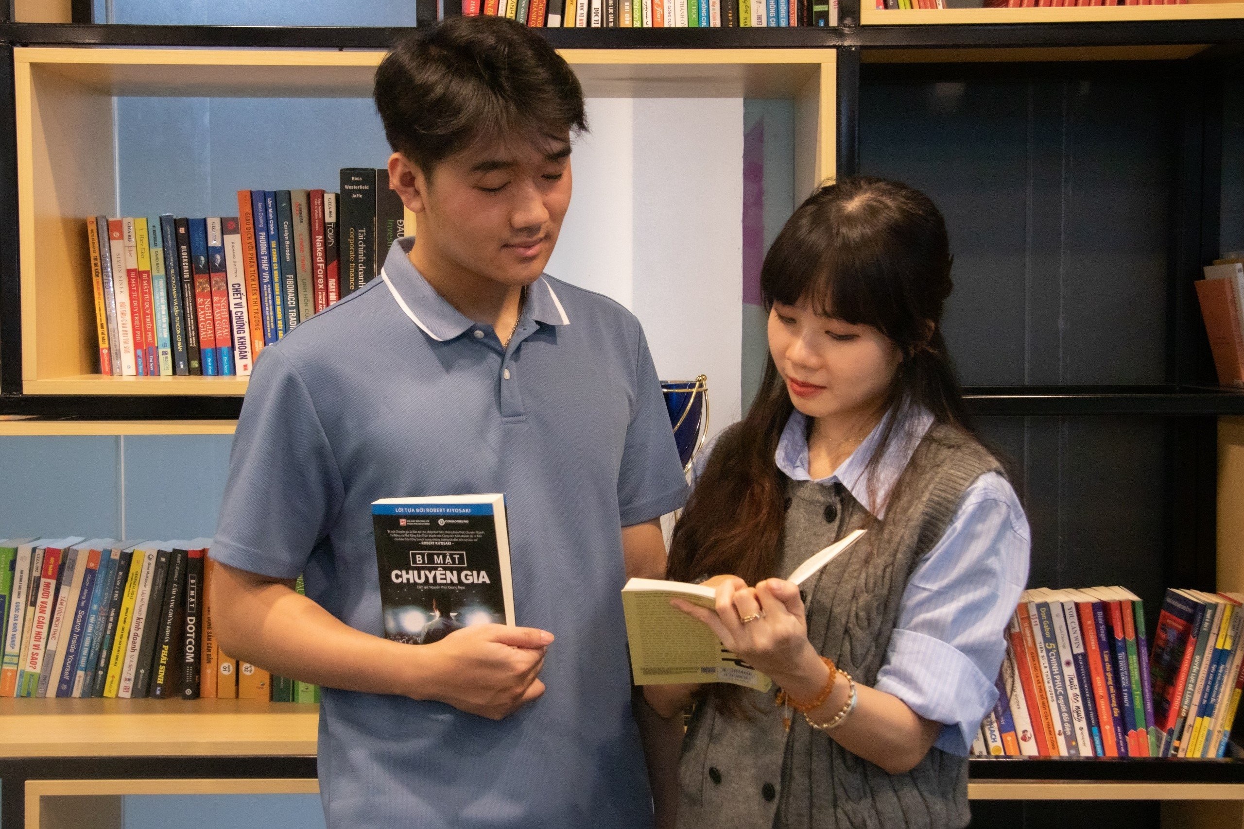 Cong ty lam thu vien mini hang nghin dau sach cho nhan vien hinh anh