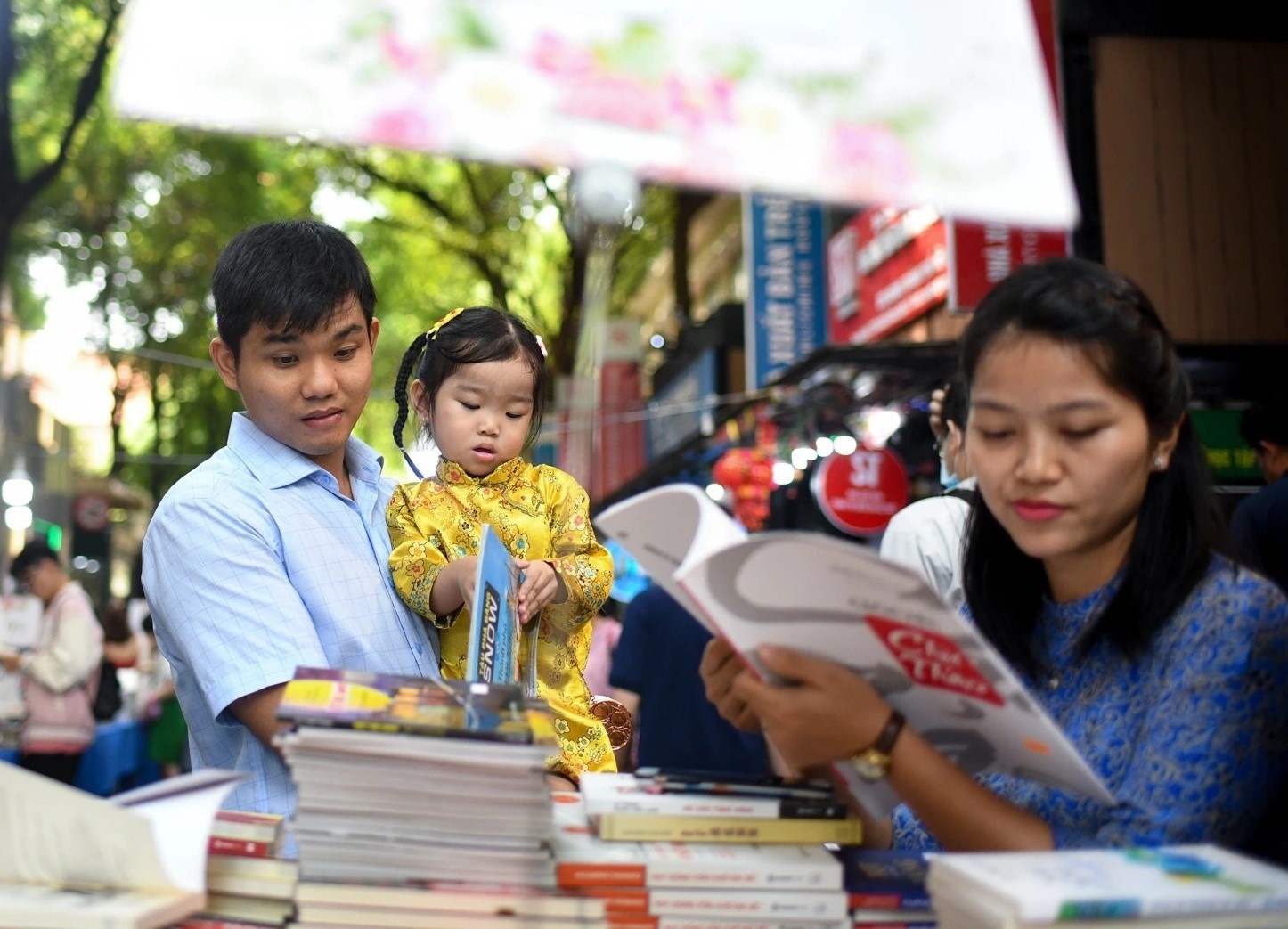 Gieo tinh yeu doc bang van hoa li xi sach Tet hinh anh