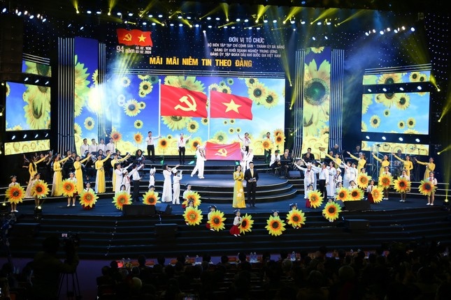 Chuong trinh 'Mai mai niem tin theo Dang' quy mo, trang trong hinh anh