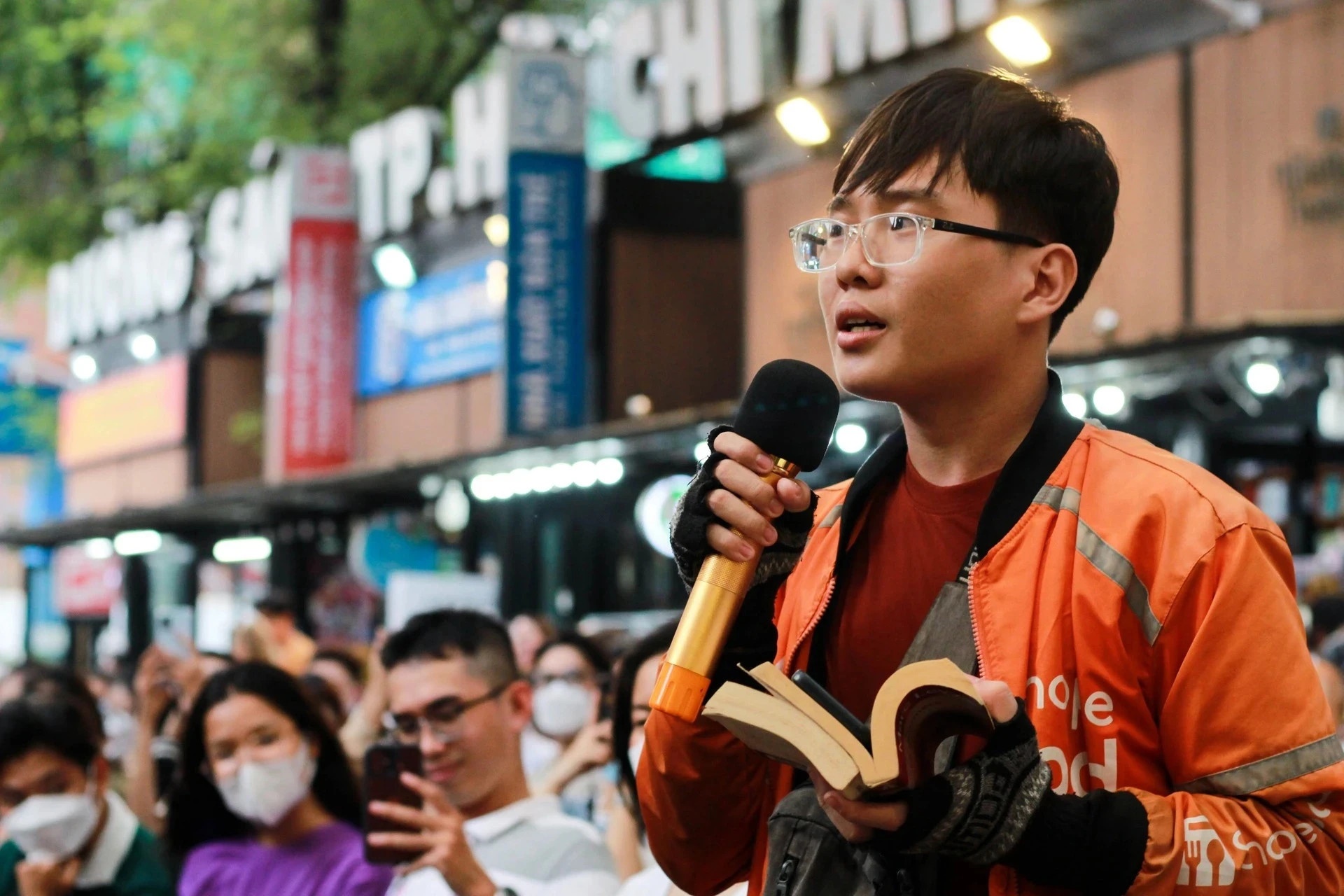 Shipper noi tieng Phap: 'Tet la dip tuyet voi de doc sach' hinh anh