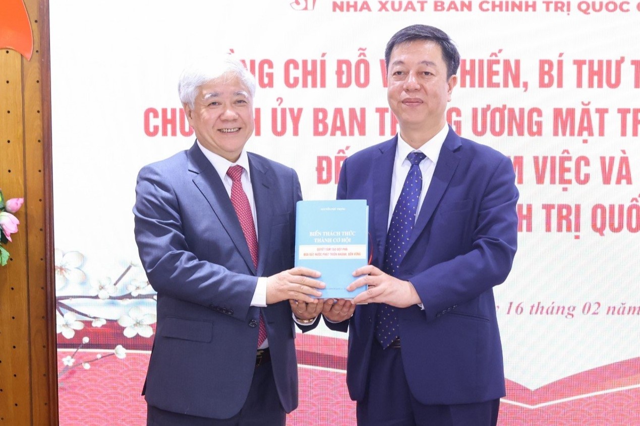 Ong Do Van Chien tham NXB Chinh tri quoc gia Su that hinh anh