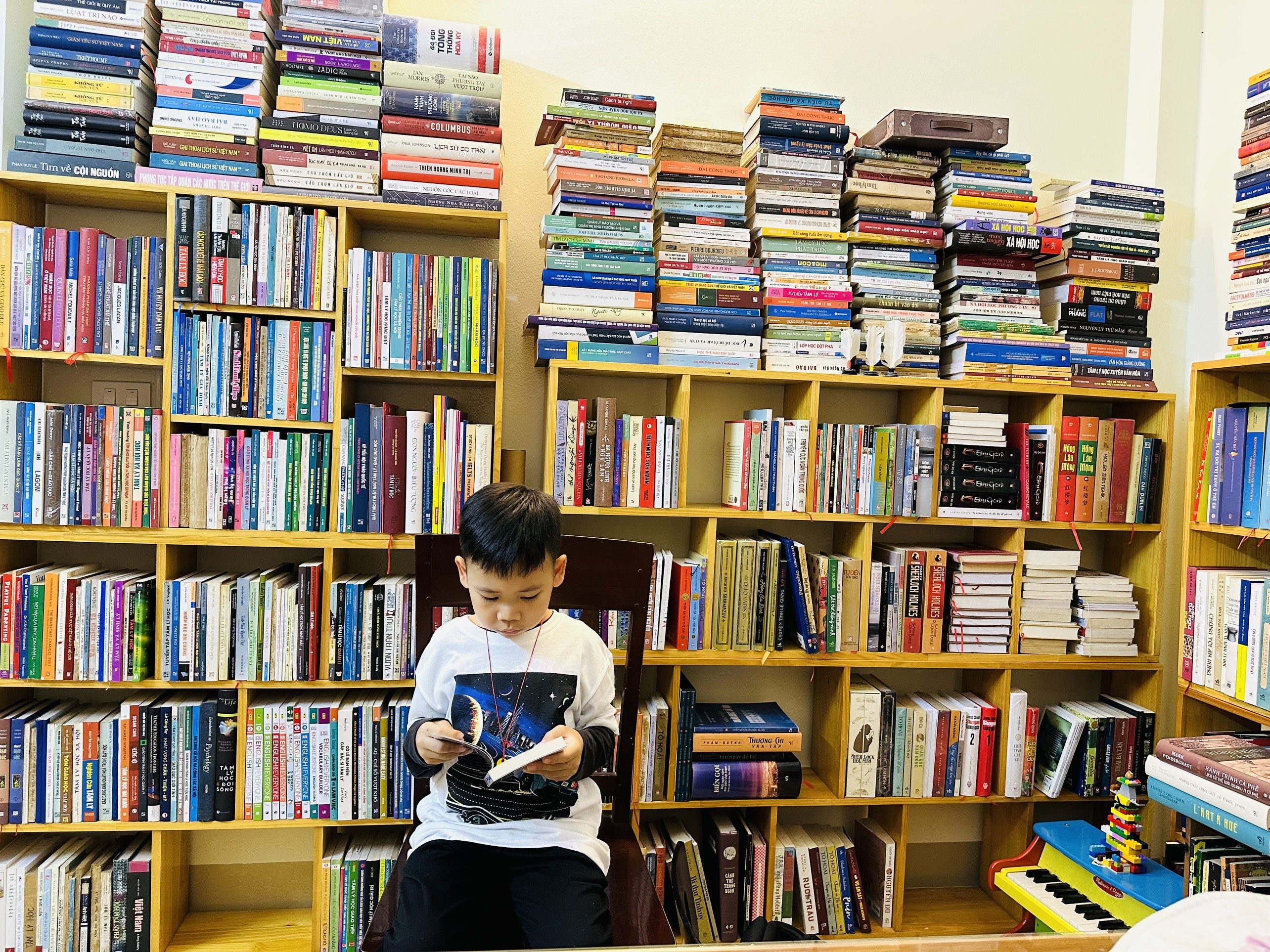 vo chong doc sach anh 5