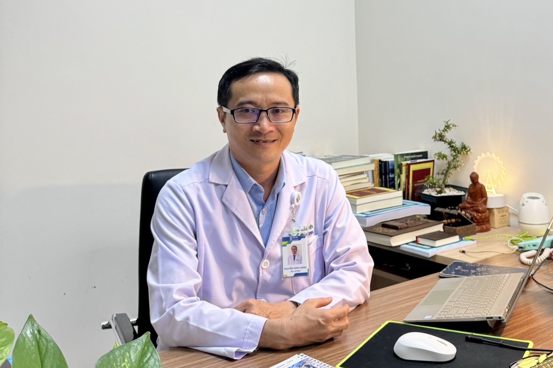 Bac si cap cuu cho em be tren may bay va su lan toa cua viec tu te hinh anh