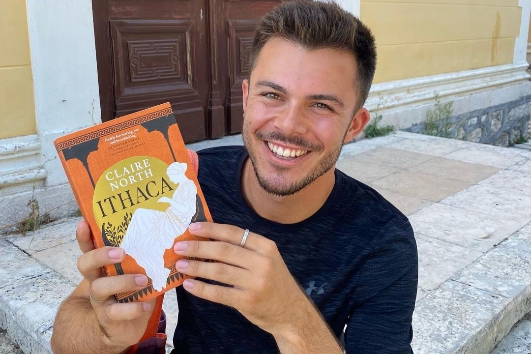 Chang trai 26 tuoi co trieu fan nho review sach tren mang hinh anh