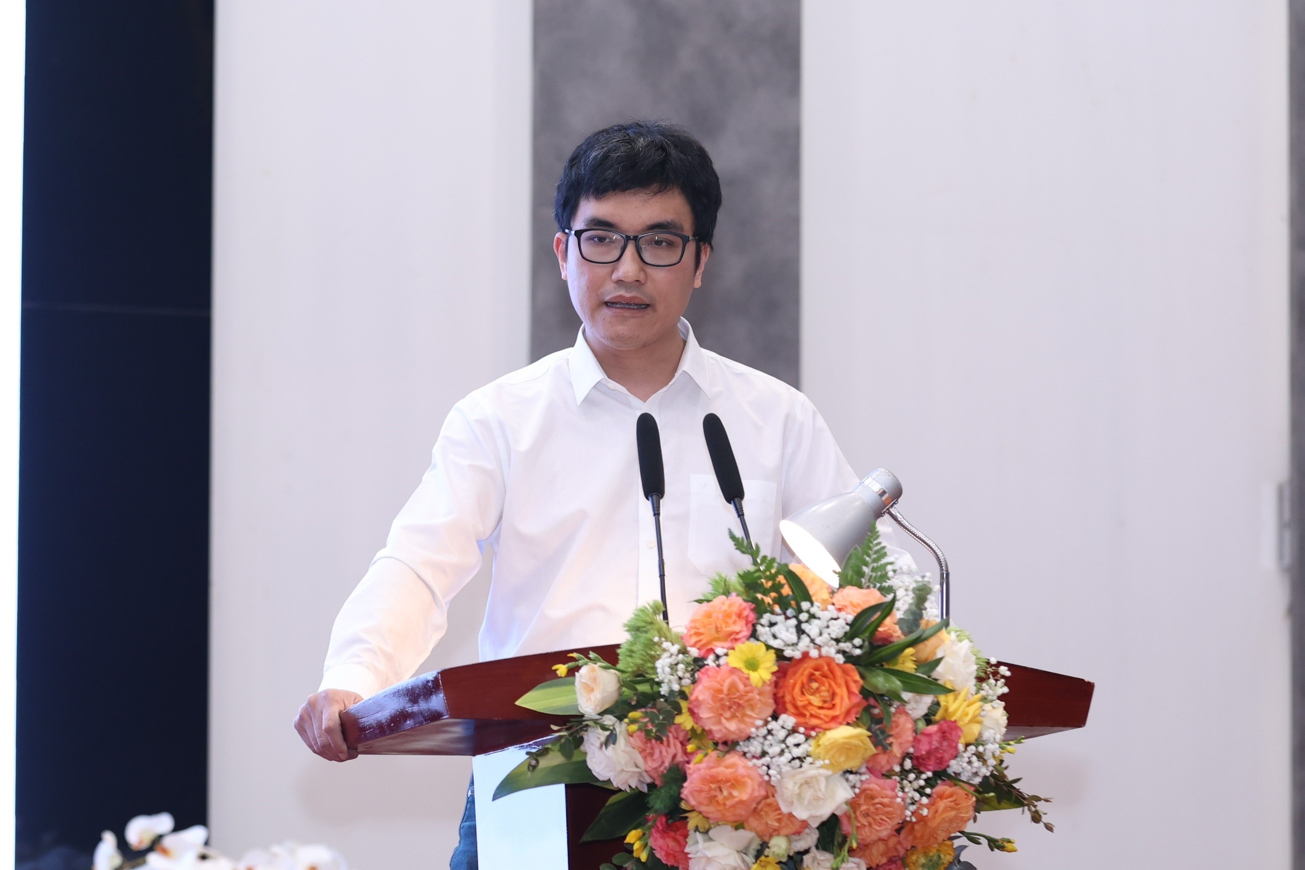 gay quy xuat ban sach anh 1