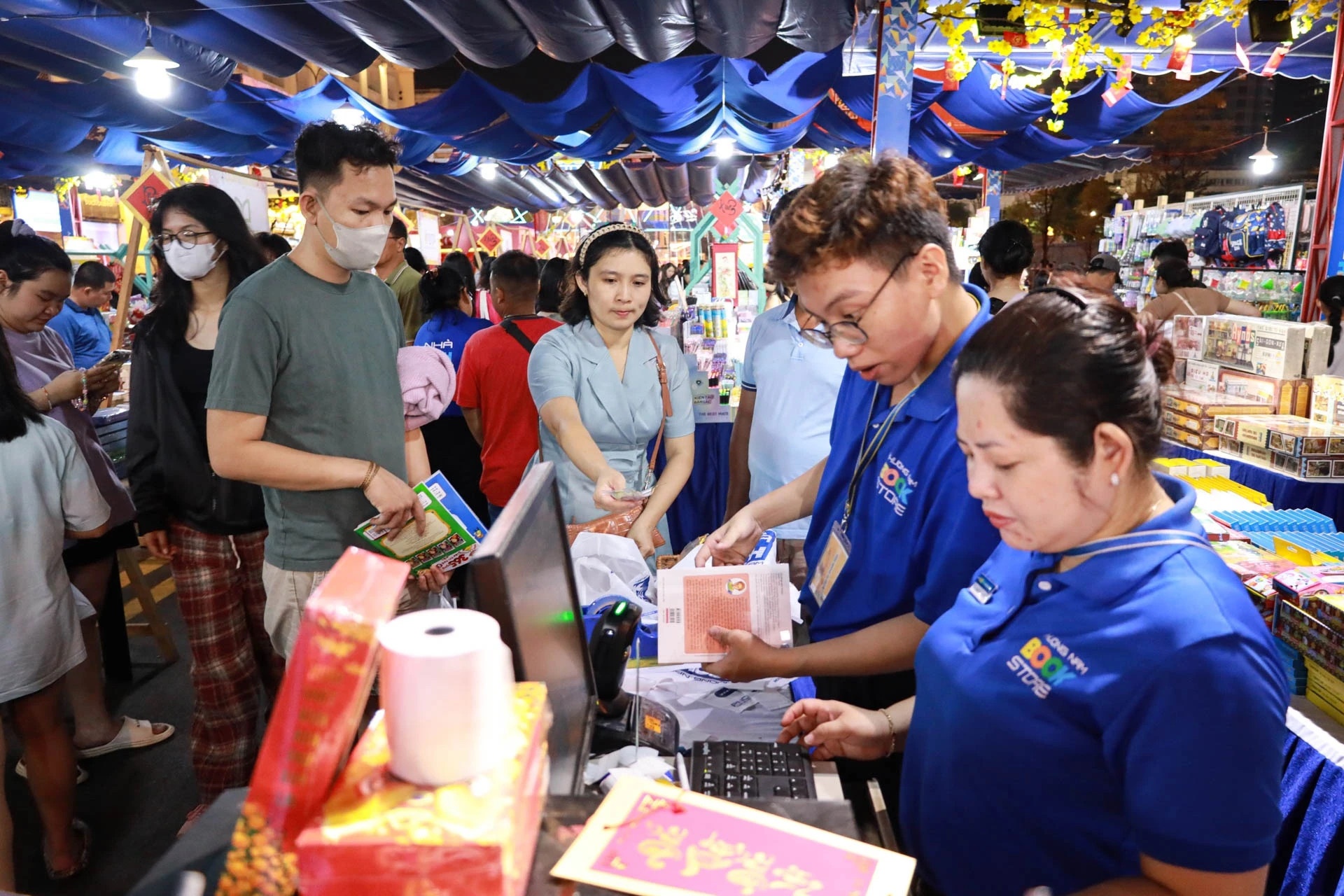 5 nha xuat ban co doanh thu hon 100 ty dong hinh anh