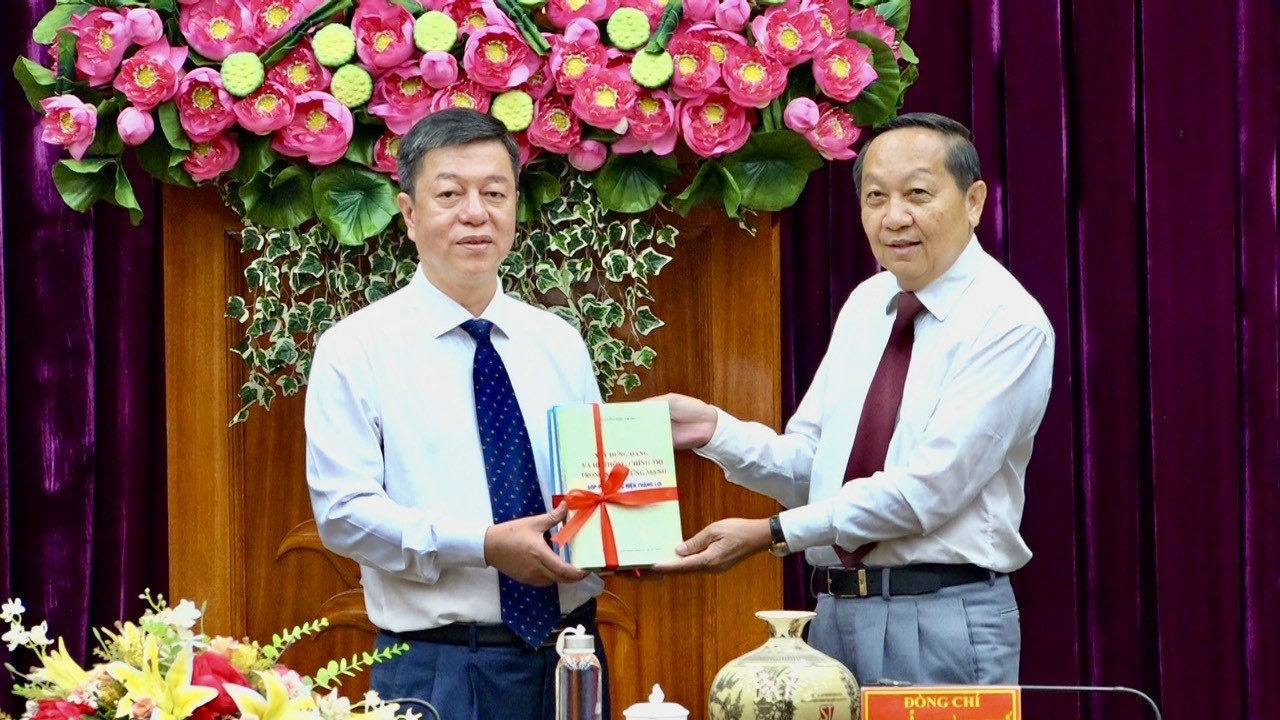 NXB Chinh tri quoc gia Su that va Tinh uy Vinh Long ky ket hop tac hinh anh