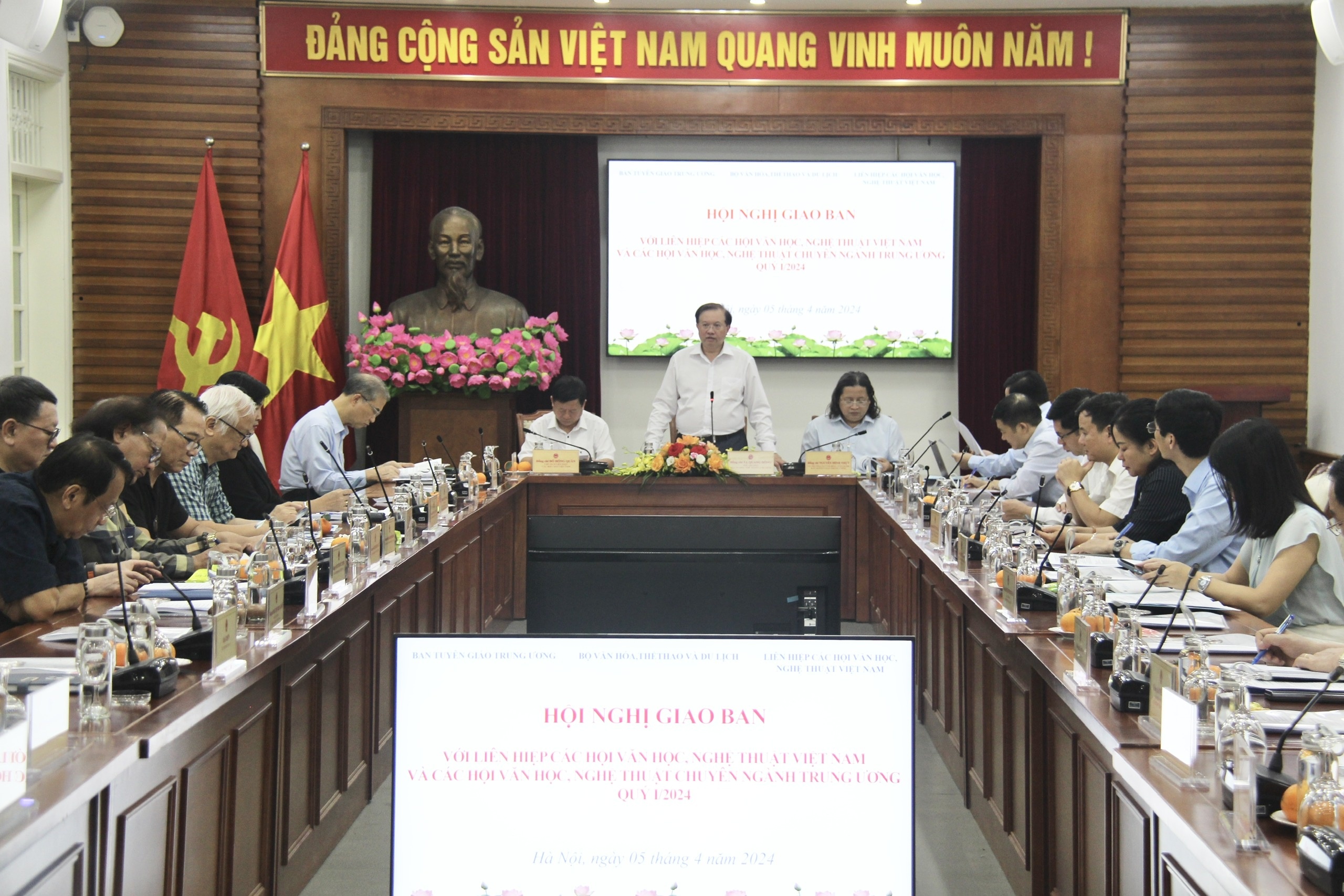 hoi van hoc nghe thuat anh 1