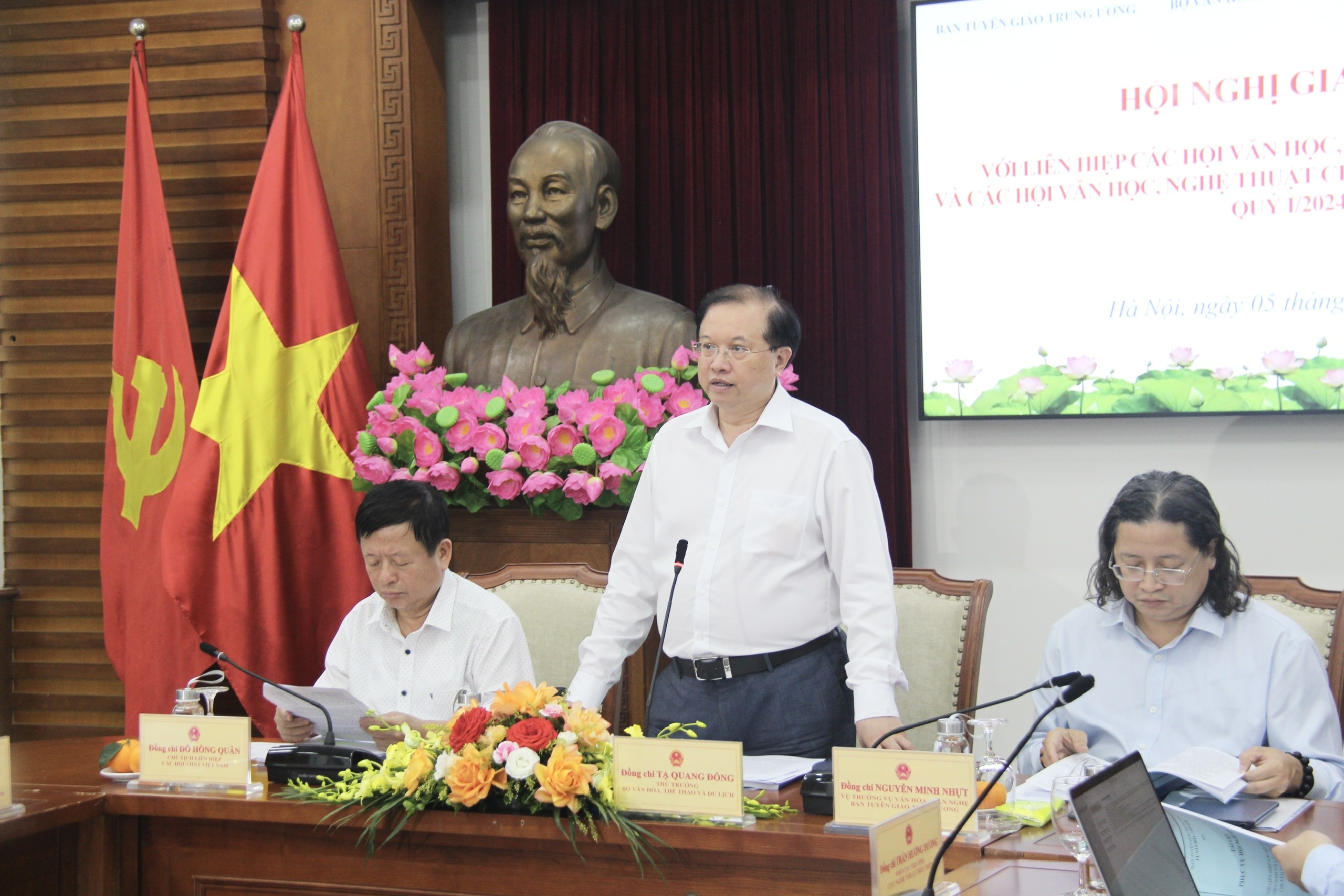 hoi van hoc nghe thuat anh 2