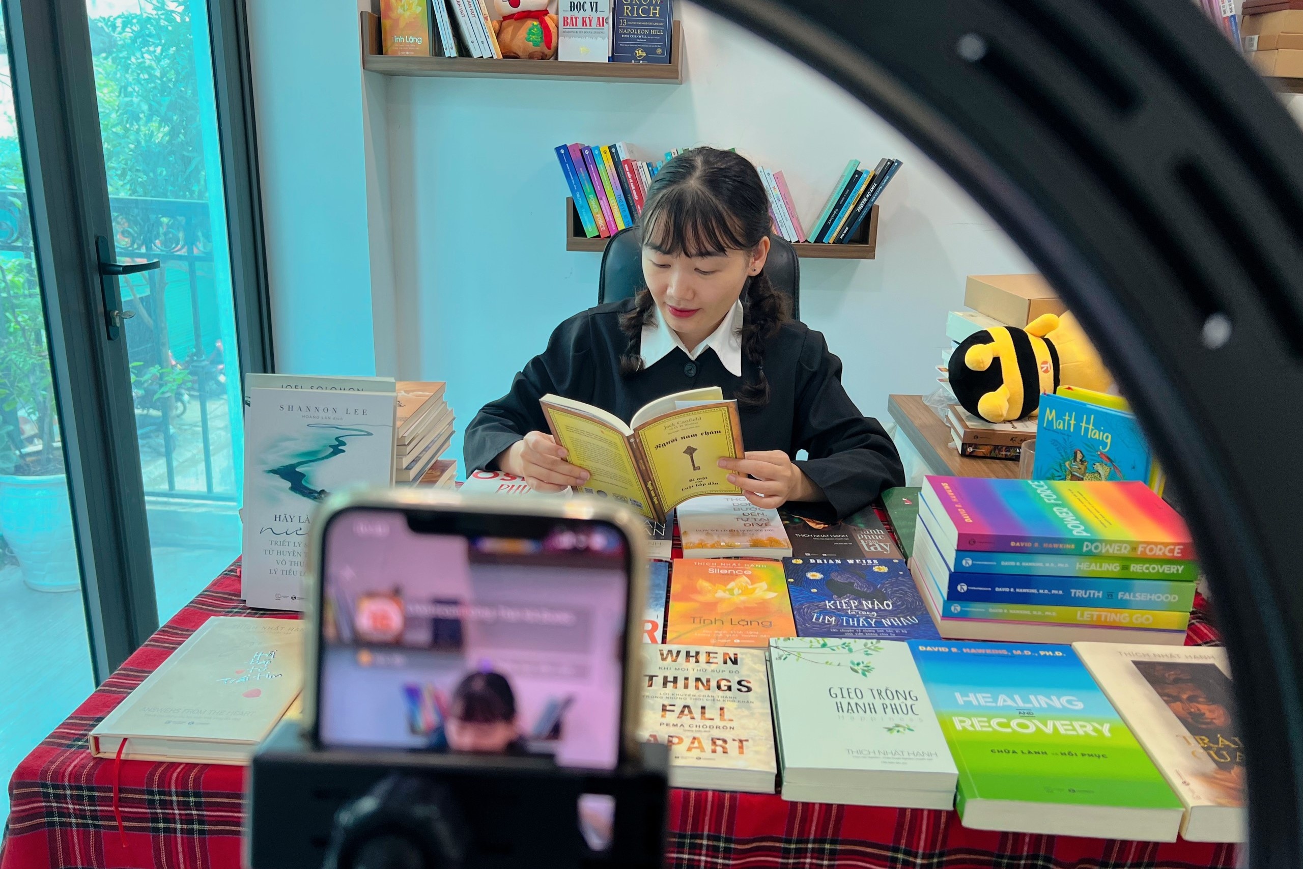 Nhung nguoi dac biet livestream ban sach hinh anh