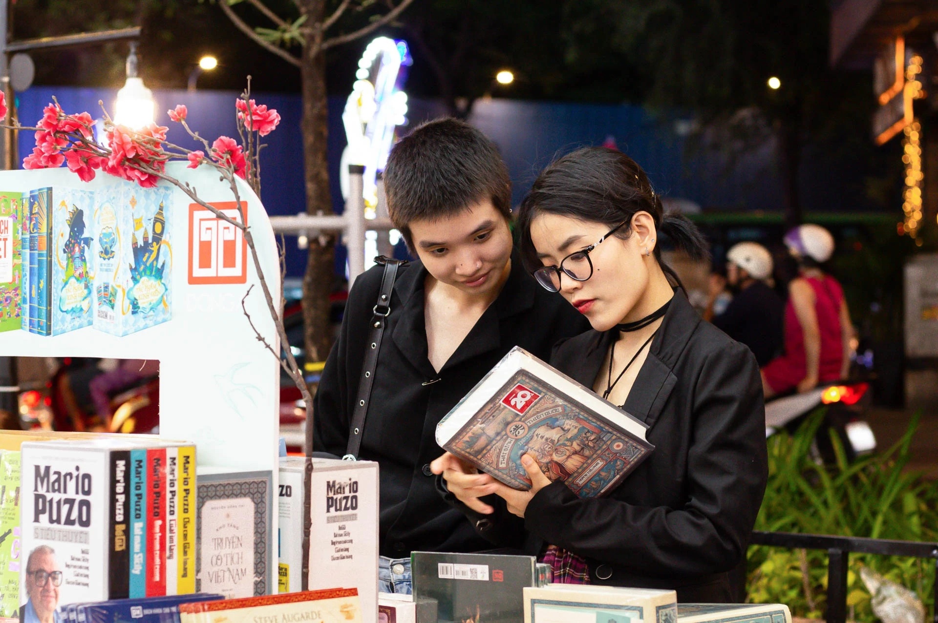 Trung bay 6 bo Quoc su trong hoi sach tai Van Mieu hinh anh