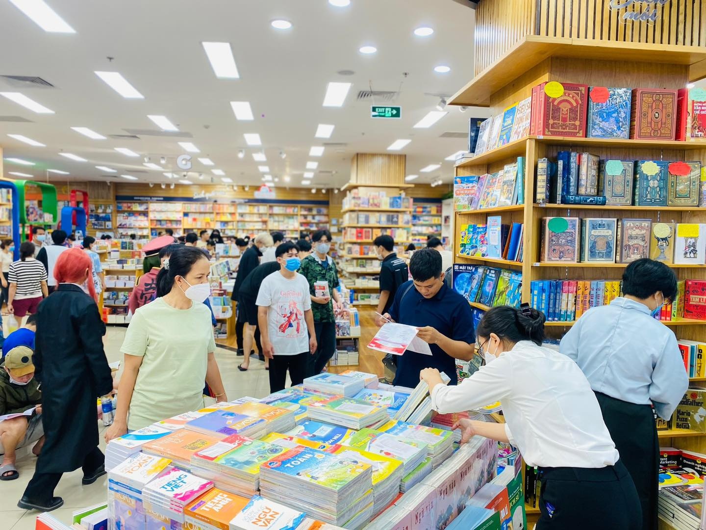 chuoi nha sach truyen thong anh 1