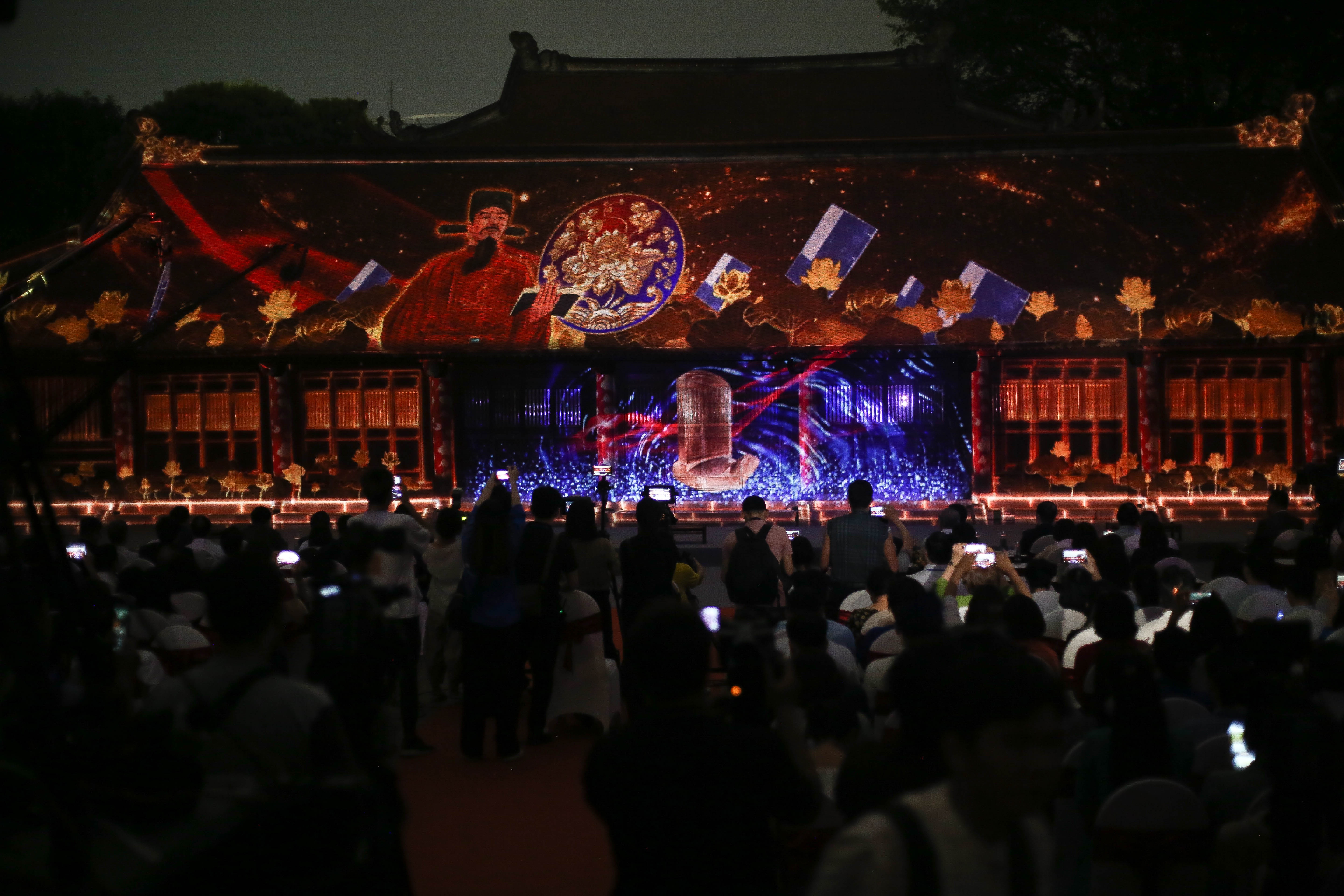 Nguoi tre bat ngo khi xem trinh dien mapping ve sach, lich su hinh anh