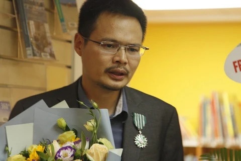 Giam doc Nha Nam xin loi hinh anh