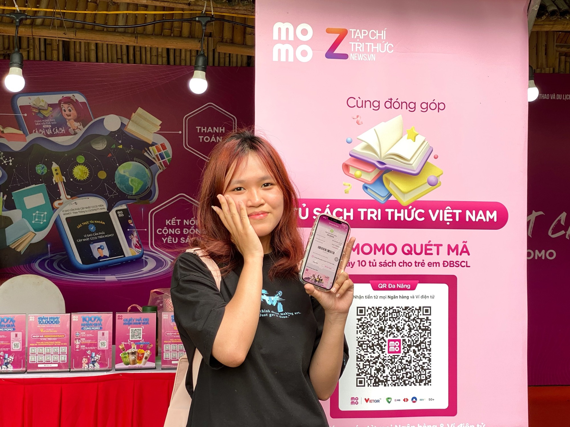 4 nguoi mot nha bao nhau 'quet tien' gop sach cho tre em kho khan hinh anh