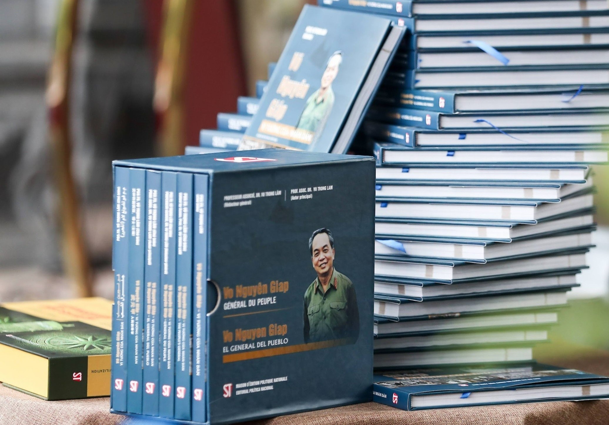 Ra mat bo sach ve Dai tuong Vo Nguyen Giap bang 6 thu tieng hinh anh