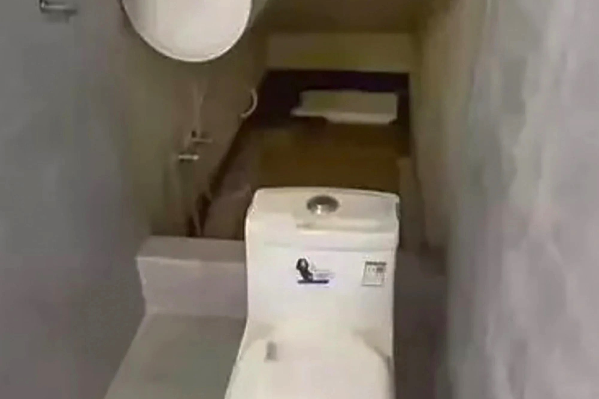 Can ho 5 m2, bon cau sat cho ngu gay sot o Trung Quoc hinh anh