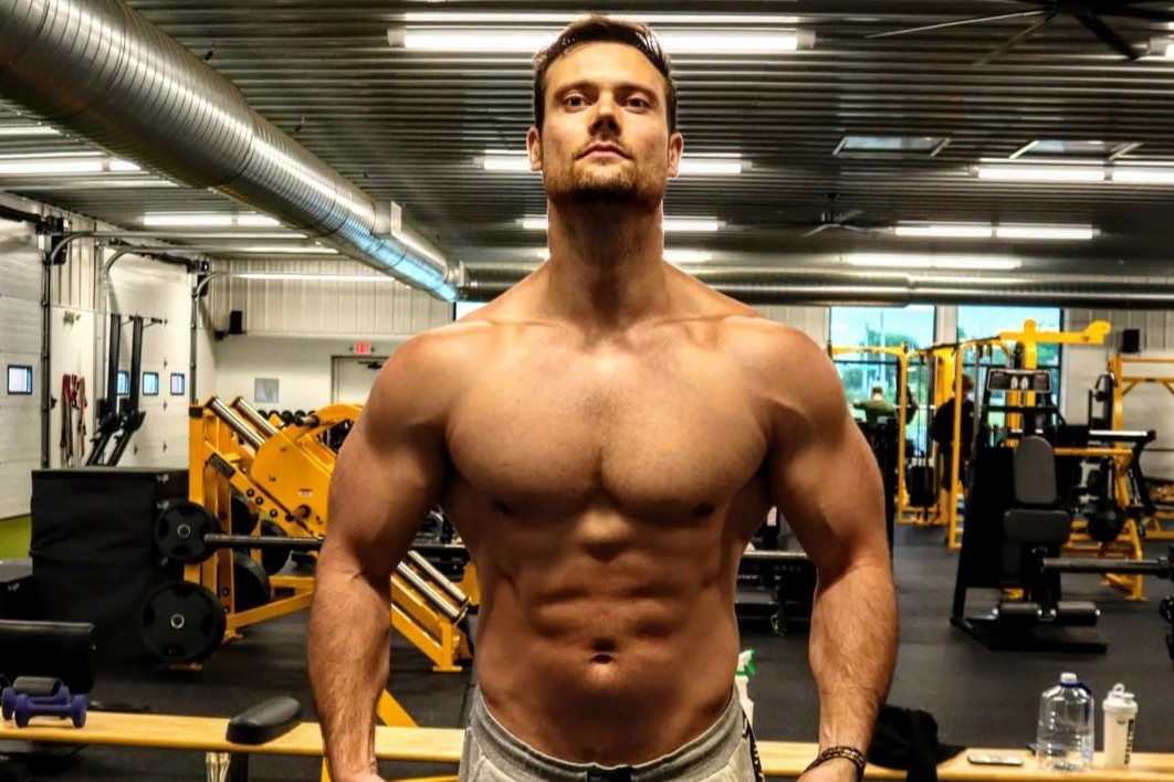 YouTuber 2,4 trieu nguoi follow bi bat vi tan cong ban gai hinh anh