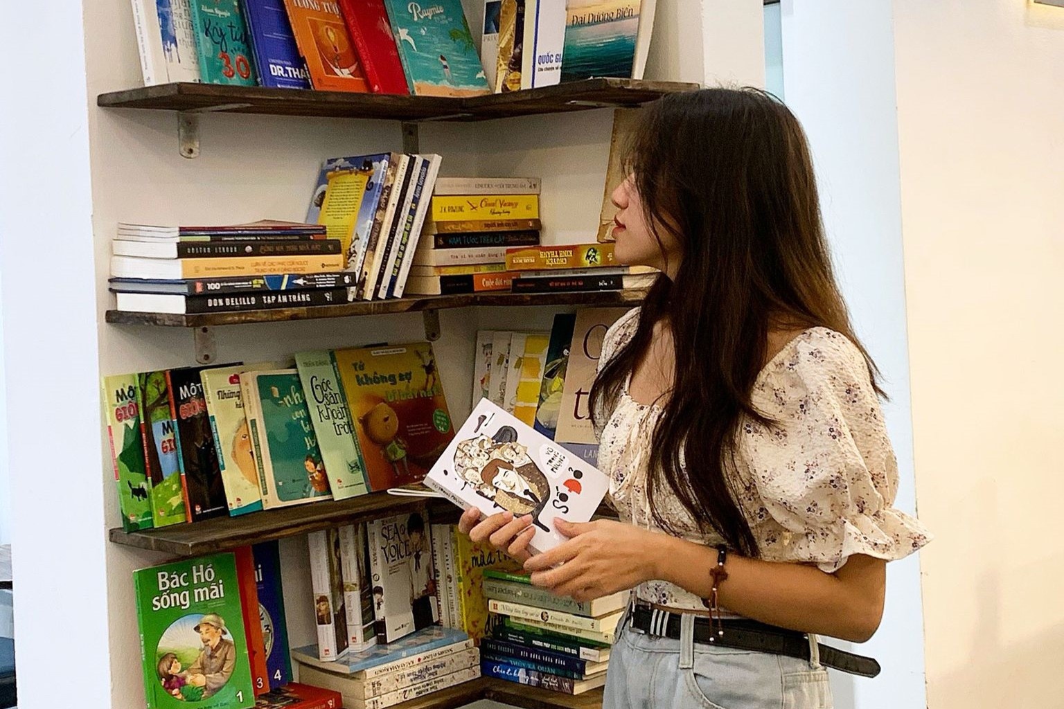 Quan ca phe tang nuoc cho khach mang den 10 cuon sach hinh anh