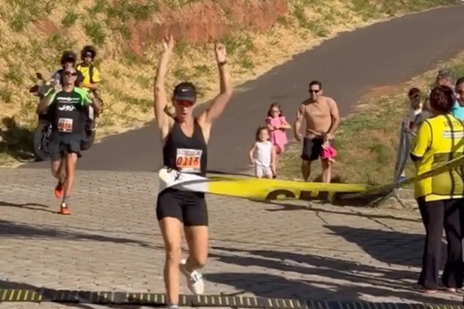 Chong gay 'bao mang' vi dua con chay den om vo gan vach dich hinh anh