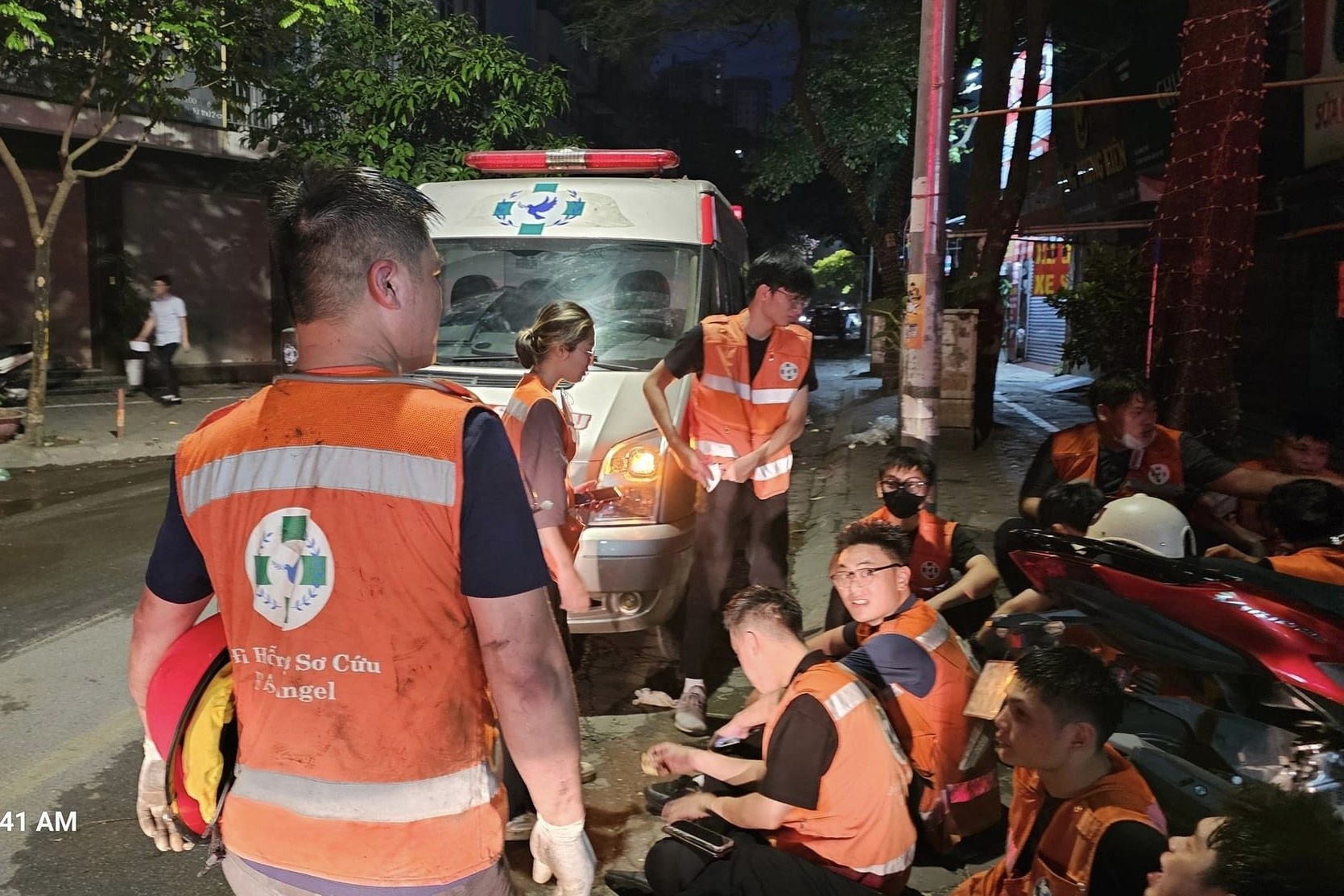 Dem trang cua nhung 'thien than' ung cuu trong vu chay nha o Ha Noi hinh anh