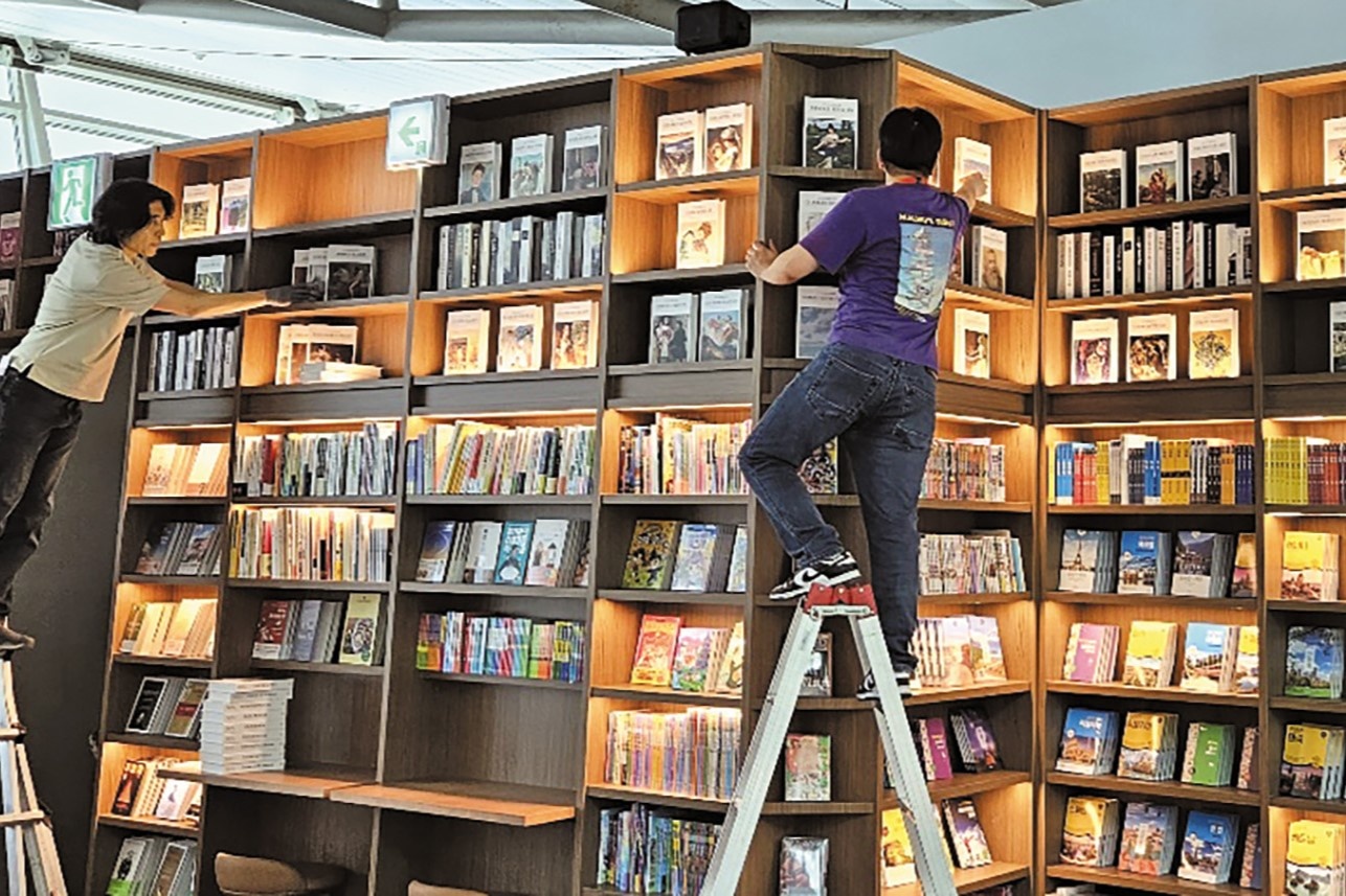 Dung sach 'rong ruot' de trang tri thanh trend o Han Quoc hinh anh