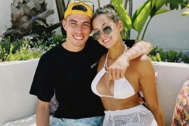 Hot girl noi tieng mang xa hoi la hon the cua sao tuyen Duc hinh anh