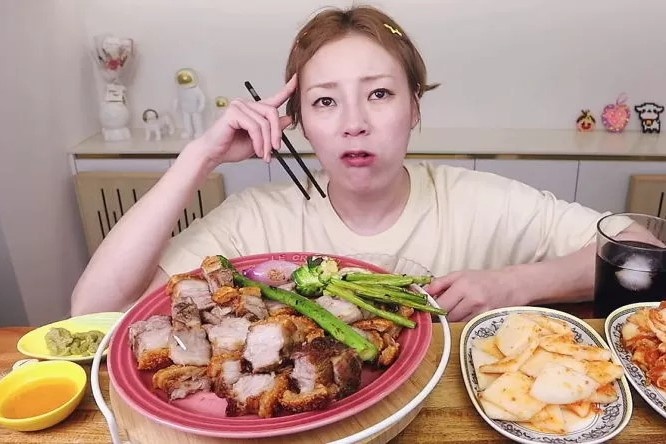 Mieng thit ba chi khien mukbanger Han Quoc phai tam dung livestream hinh anh