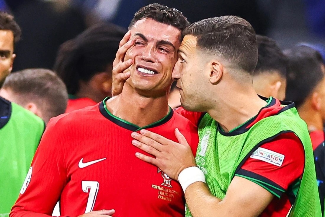 Hanh dong cua Diogo Dalot gay sot khi Ronaldo bat khoc hinh anh