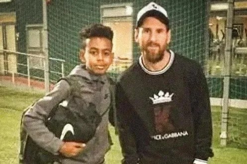 Them buc anh cua Messi va Yamal lan truyen hinh anh