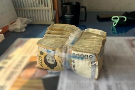 Boc tien 58.000 USD trong bon hoa chung cu tim thay chu nhan hinh anh