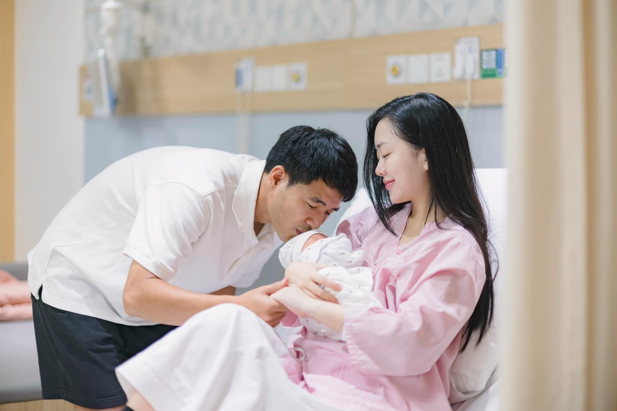 Vo chong Ha Duc Chinh don con dau long hinh anh