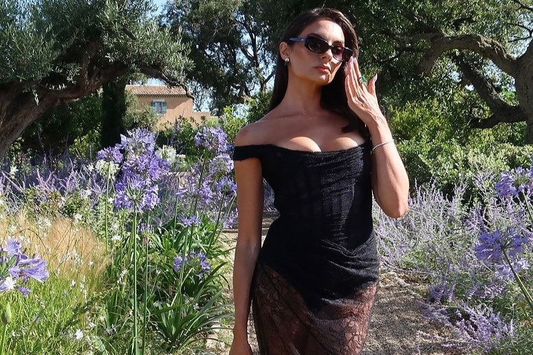 Chiec vay xuyen thau khien nu KOL bi chi trich o dam cuoi hinh anh