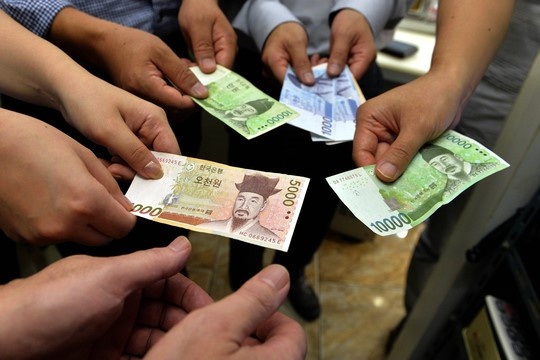 Canh giang co, tranh nhau tra tien truoc quan an o Han Quoc hinh anh