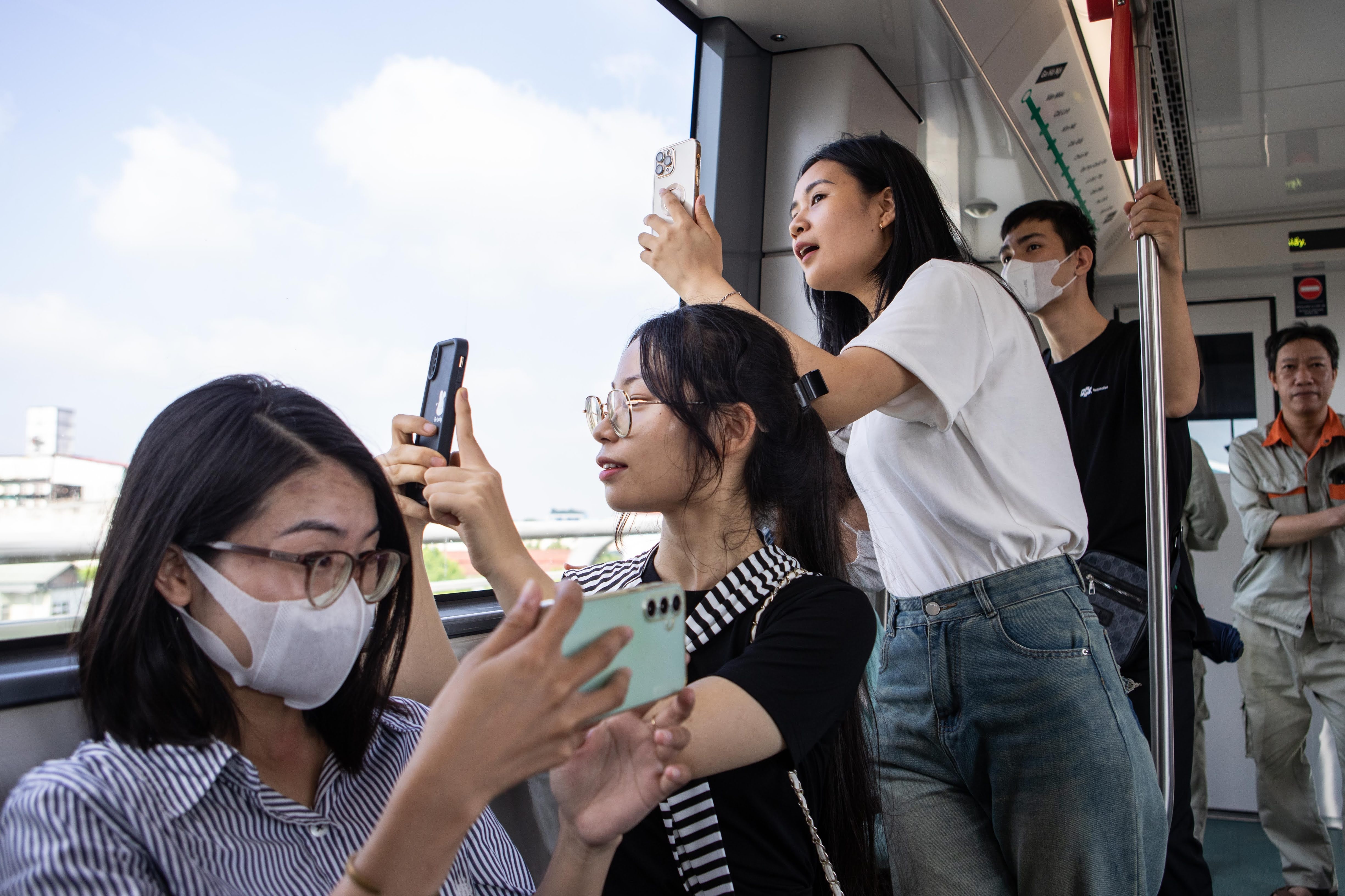 Nguoi tre di thu tau Metro Nhon - Ga Ha Noi: 'Nhanh, sach, hoi giat' hinh anh