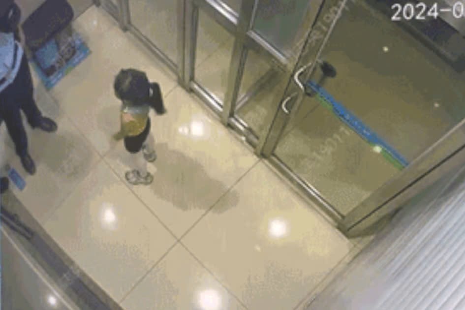 Cach 'cau cuu' gay bat ngo cua be gai 8 tuoi khi bi lac nguoi than hinh anh