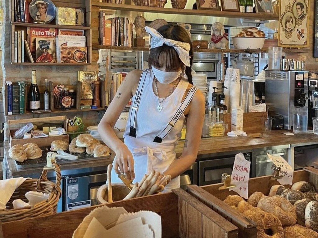 co gai tre hon tuoi anh 1