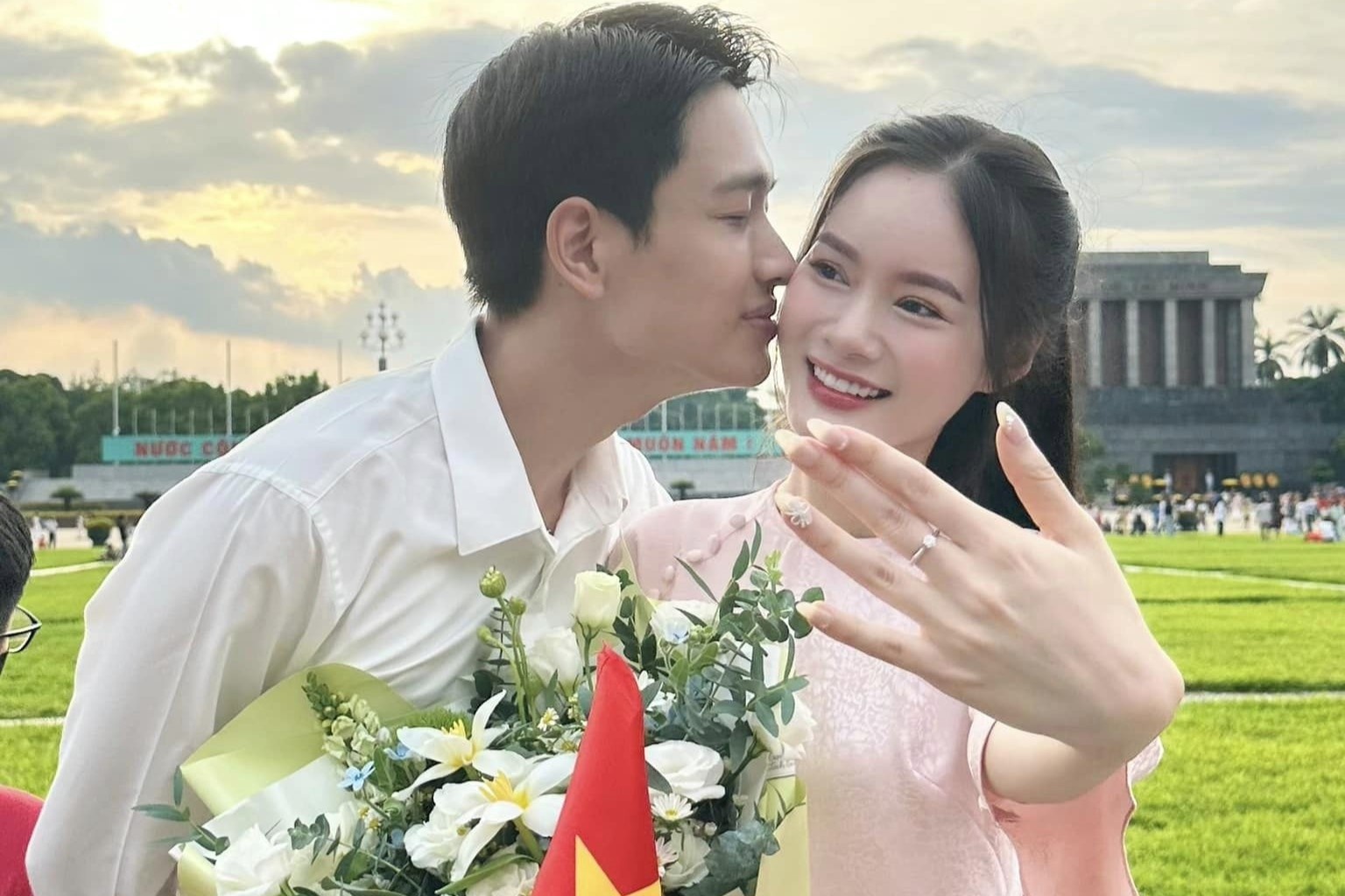 Bo anh cau hon gay bao mang trong dip Quoc khanh hinh anh