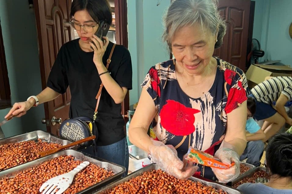 Nguoi Ha Noi khan truong lam ruoc, do xoi gui ba con vung lu hinh anh