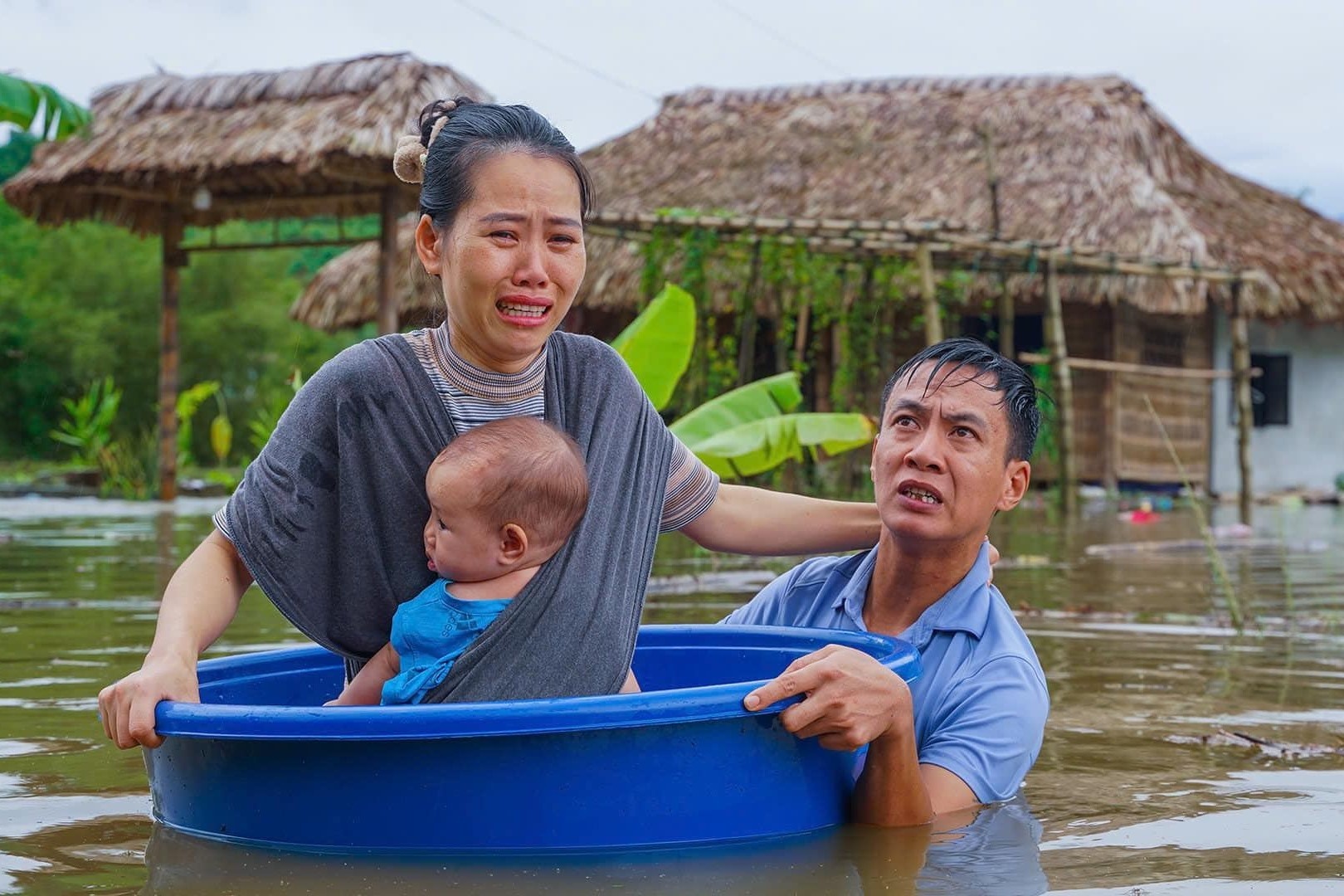 Thuc hu buc anh nguoi dan ong Ha Giang dua vo con di chay lu hinh anh