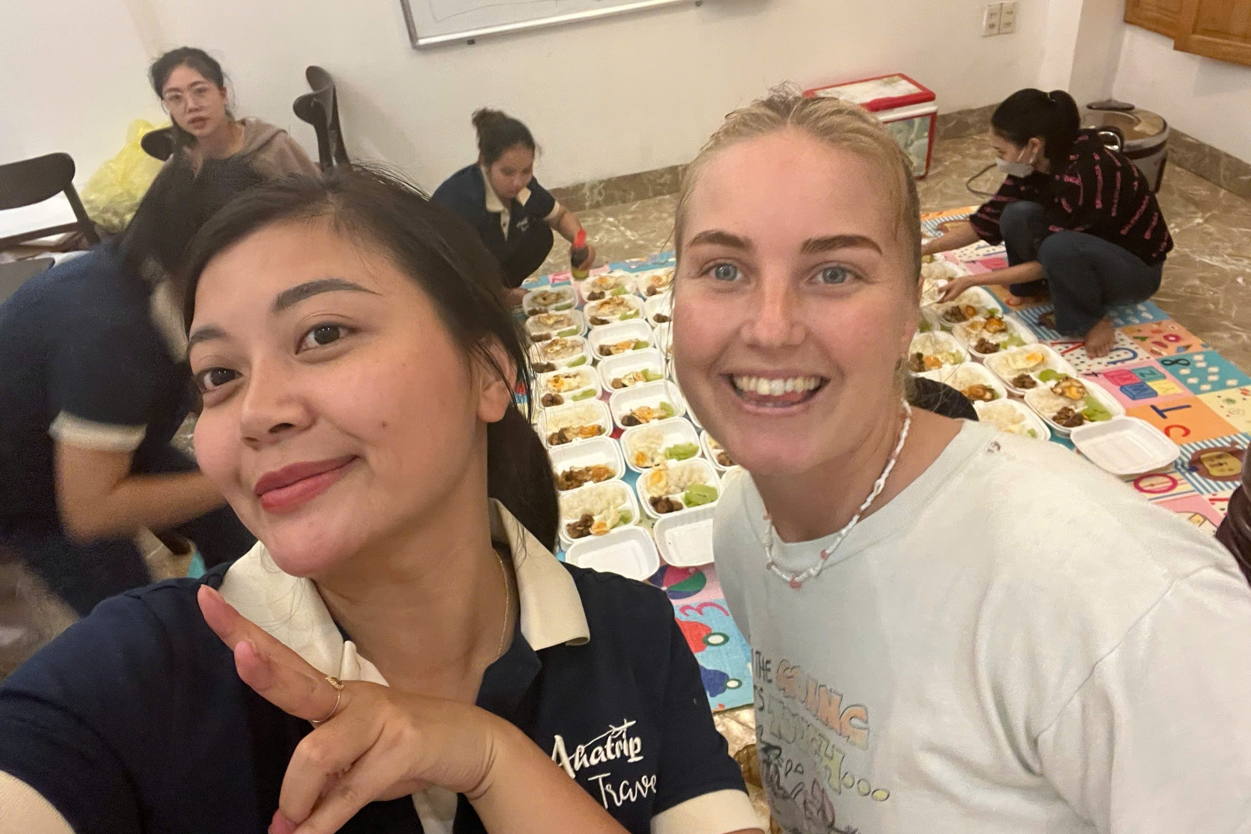 Ket lai Sapa, khach Tay giup nguoi Viet chuan bi com cuu tro hinh anh