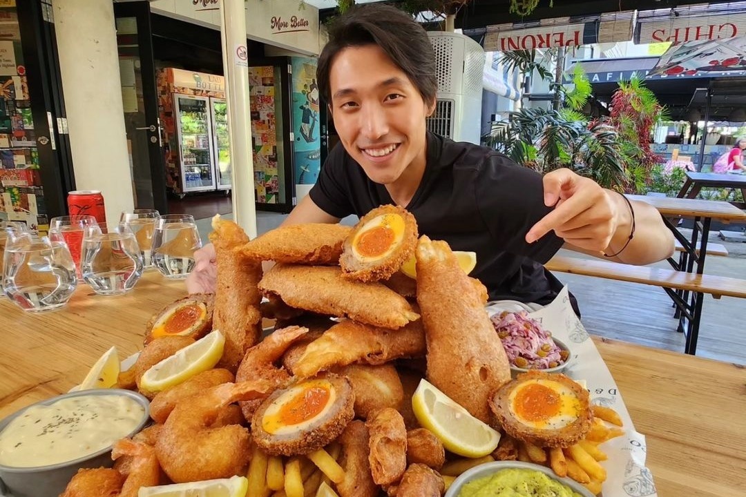 'Ong hoang thi an' Singapore noi tieng voi than hinh 6 mui hinh anh