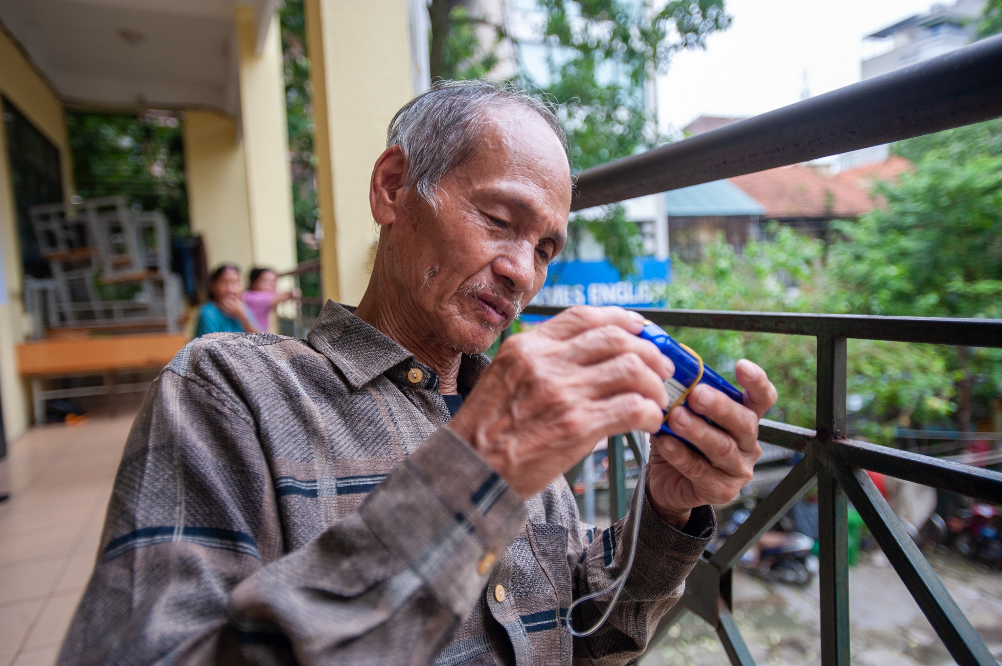 Di so tan chay lu, nguoi Ha Noi thap thom cho nuoc rut de ve nha hinh anh