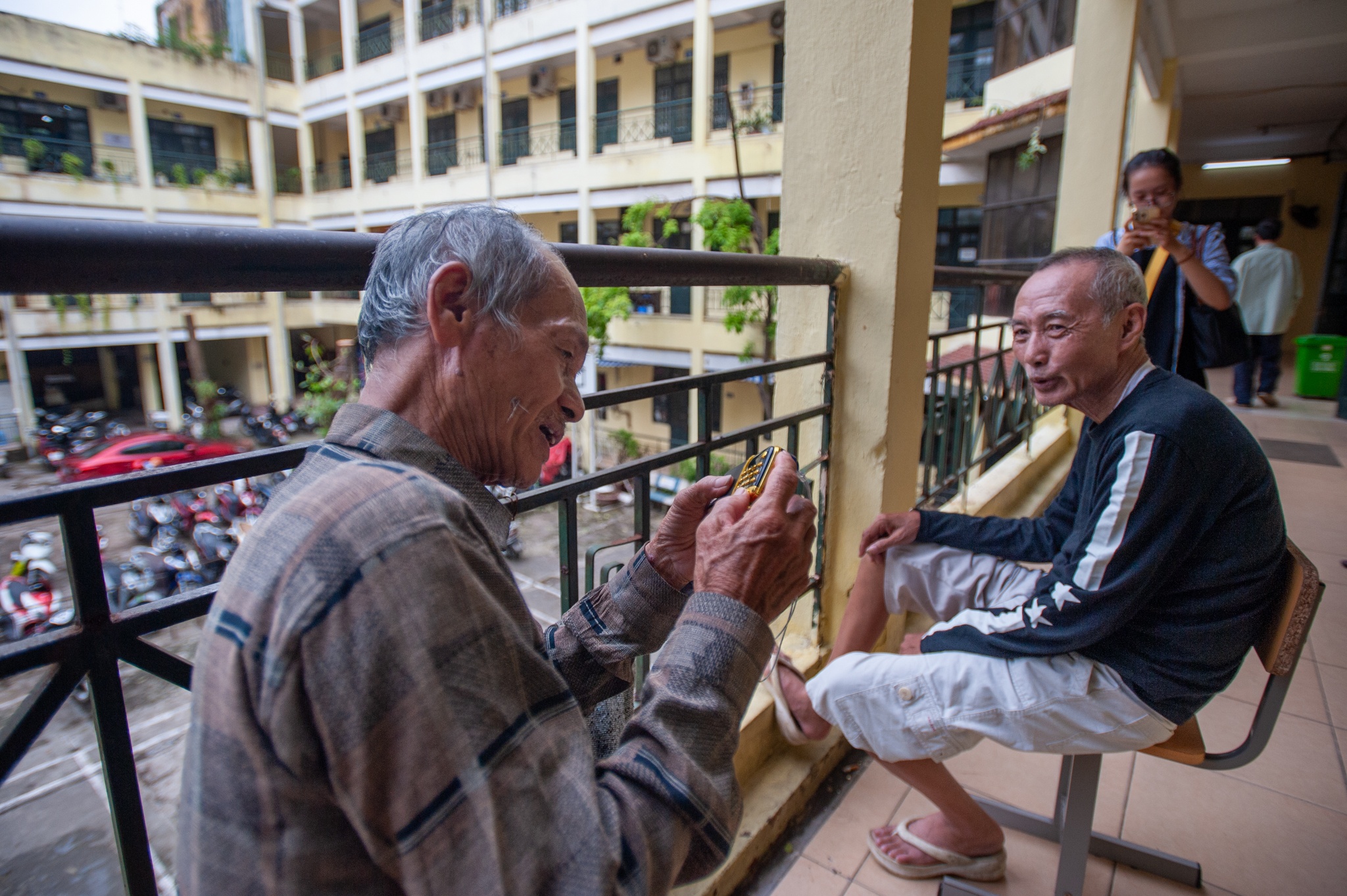 nguoi ha noi chay lut anh 1