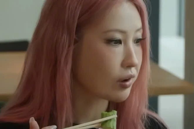 'Phu thuy makeup' xu Han chi dam ngui do an cua dong nghiep vi so beo hinh anh