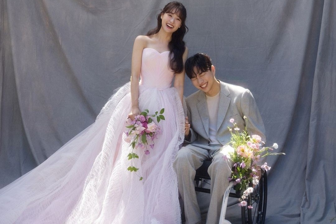 Chuyen tinh dep nhu mo cua YouTuber ngoi xe lan va cuu idol Han Quoc hinh anh