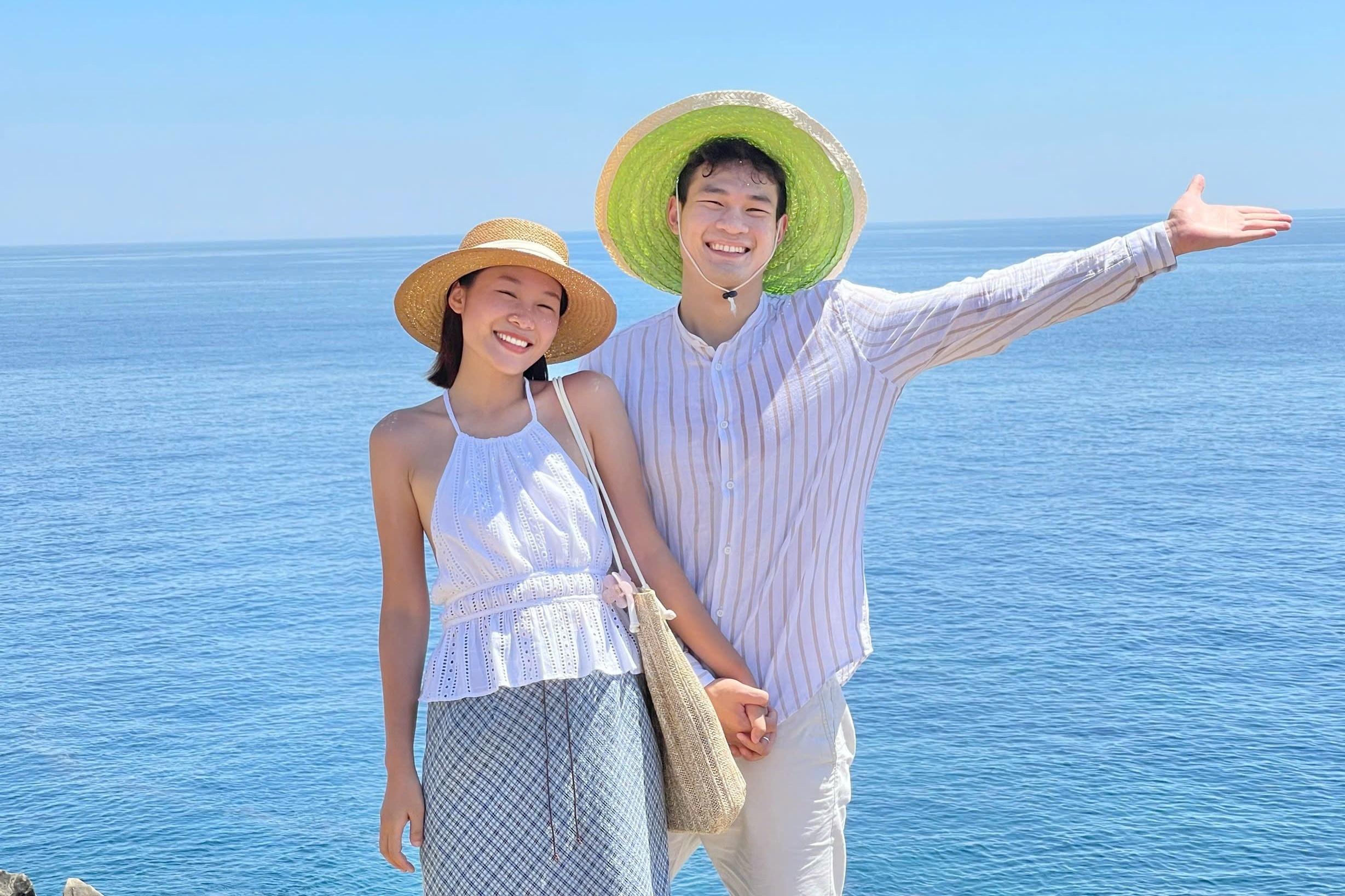 Cap doi Viet ket hon sau 1 nam dong nghiep 'day thuyen' nhiet tinh hinh anh
