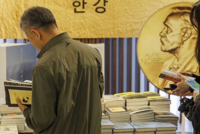 Giai Nobel lich su lam bung no lan song doc sach o Han Quoc hinh anh