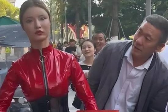 Chu quan lau gay sot vi tai gia lam robot hinh anh