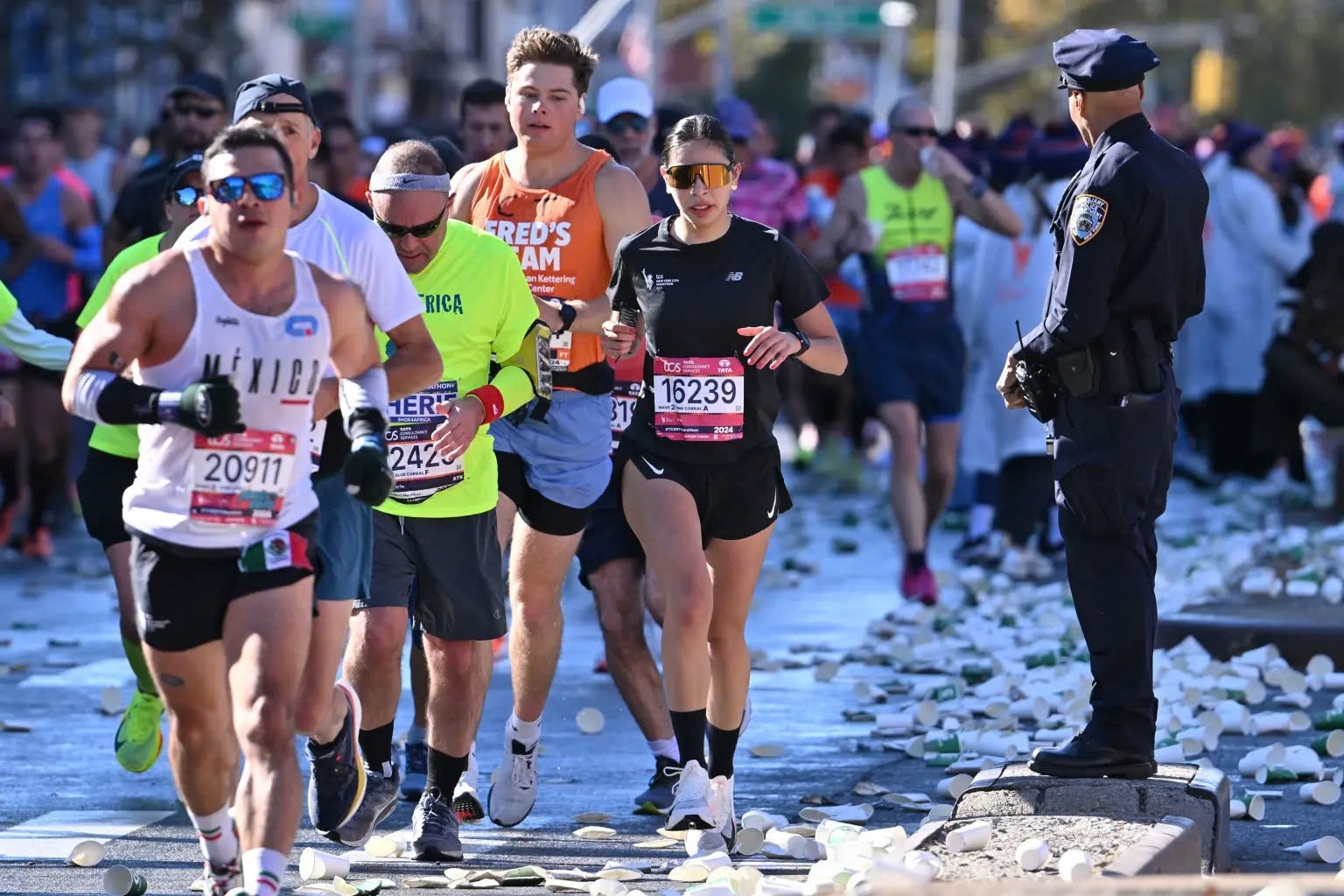 Nga tu vong tu tang 3 khi xem giai chay marathon o New York hinh anh